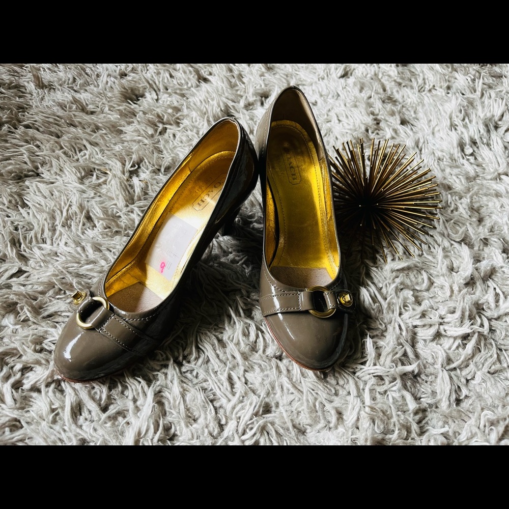 ☀️Coach taupe patent leather shoes with buckle